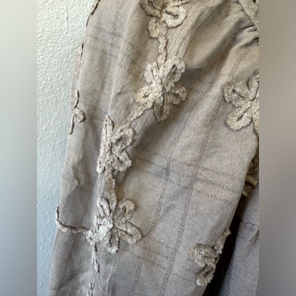 NWT** HAYDEN LA brushed floral puff sleeve top in taupe Size M - Picture 11 of 14